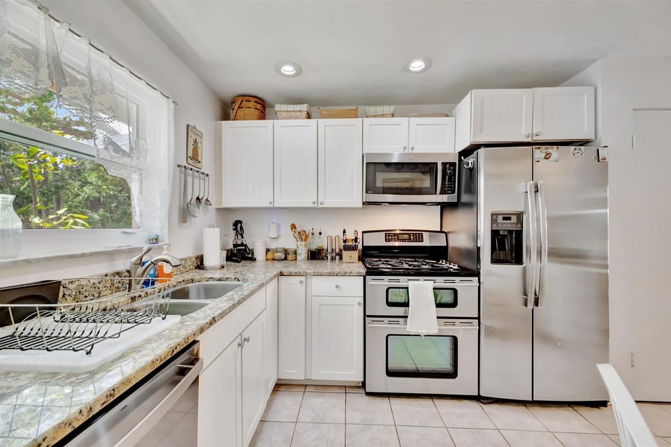Comfort House, 4 Bedrooms, Garden View | Private kitchen