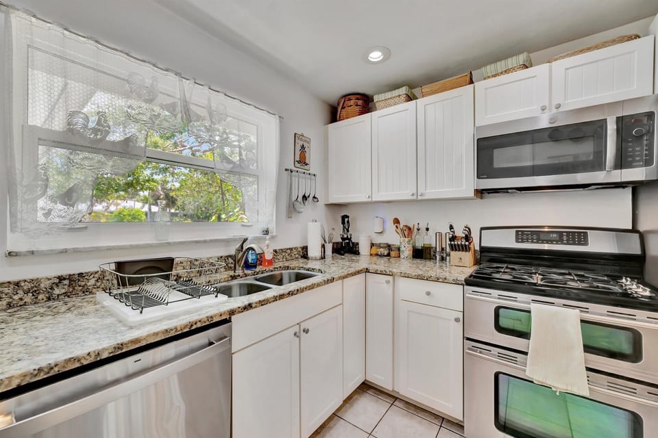 Comfort House, 4 Bedrooms, Garden View | Private kitchen
