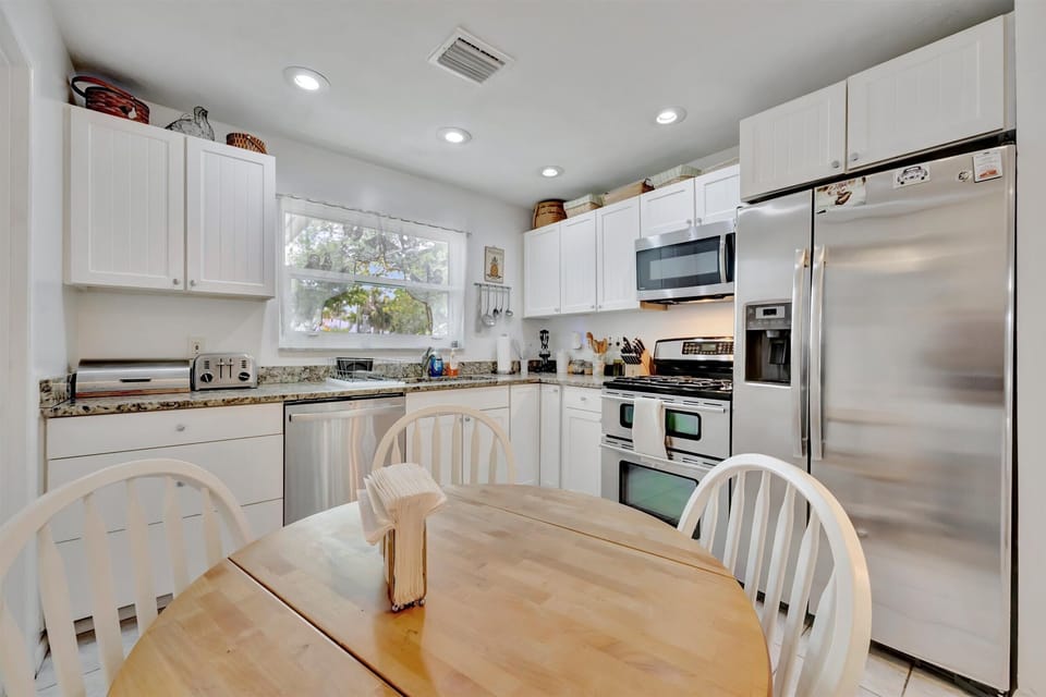 Comfort House, 4 Bedrooms, Garden View | Private kitchen