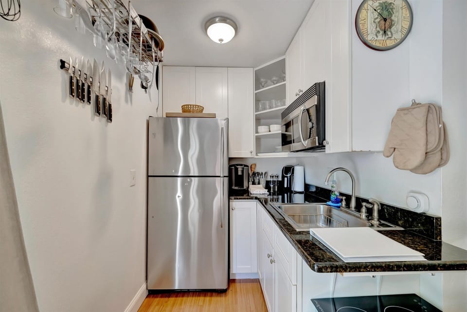 Classic Studio, 1 Queen Bed | Private kitchen