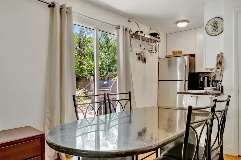 Classic Studio, 1 Queen Bed | Dining