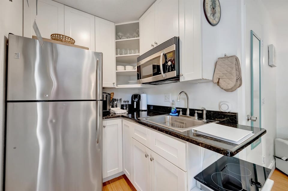 Classic Studio, 1 Queen Bed | Private kitchen