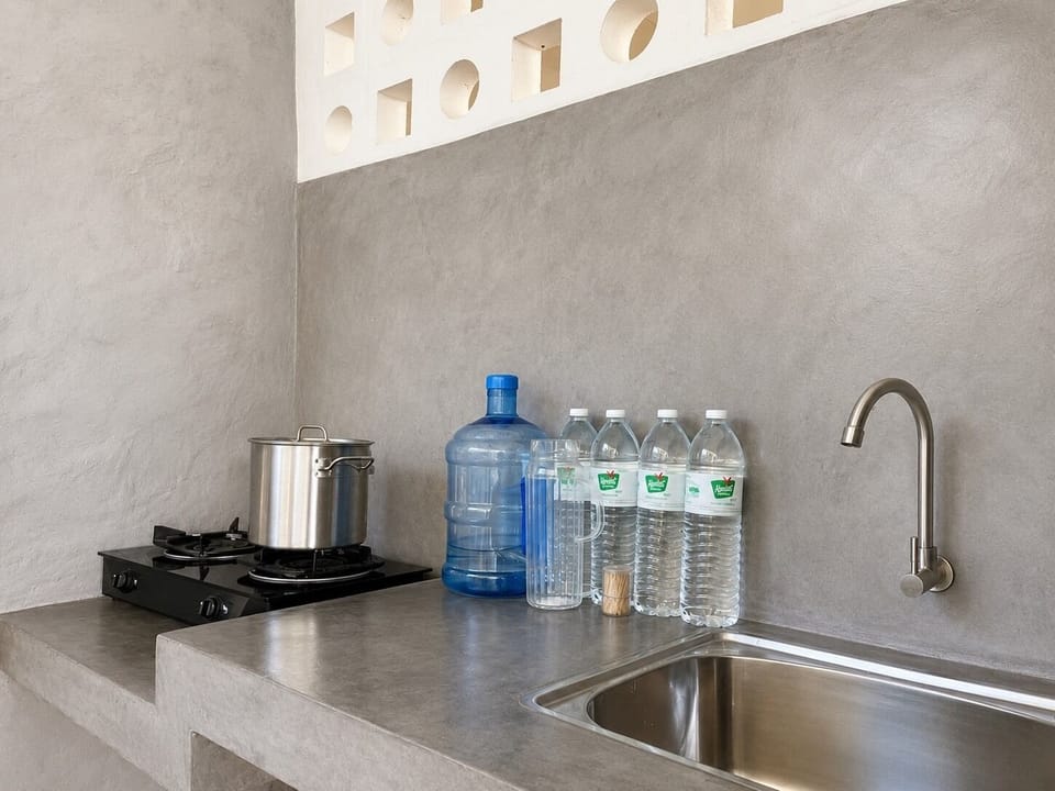 Shared fridge, microwave, electric kettle, cookware/dishes/utensils