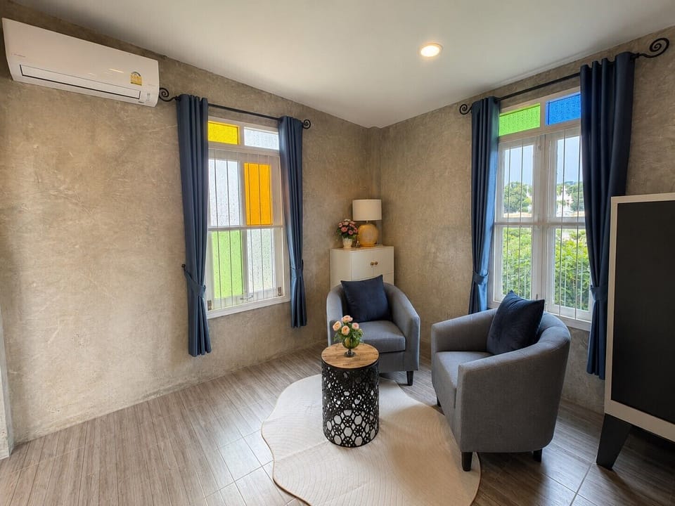 Romantic Loft, Mountain View | Living area