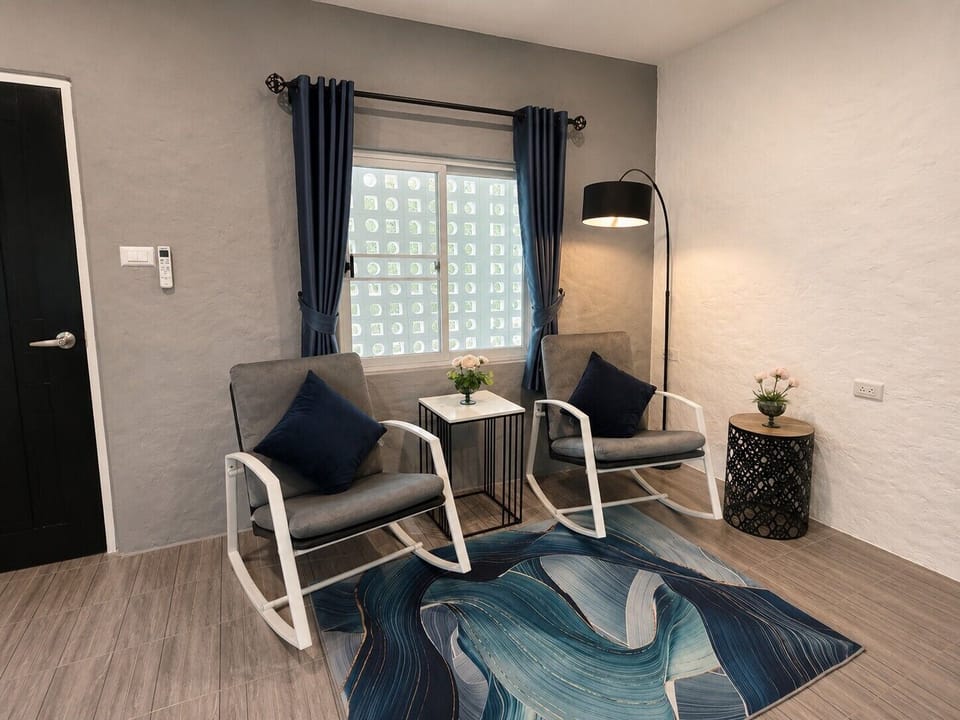 Superior Single Room, Housekeeping, Hill View | Living area