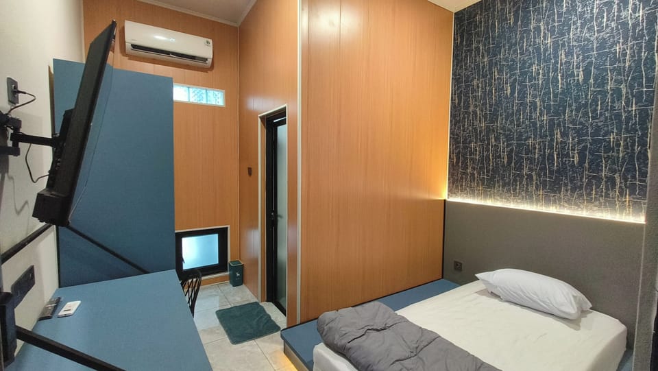 Standard Single Room | Desk, laptop workspace, WiFi (free), bed sheets