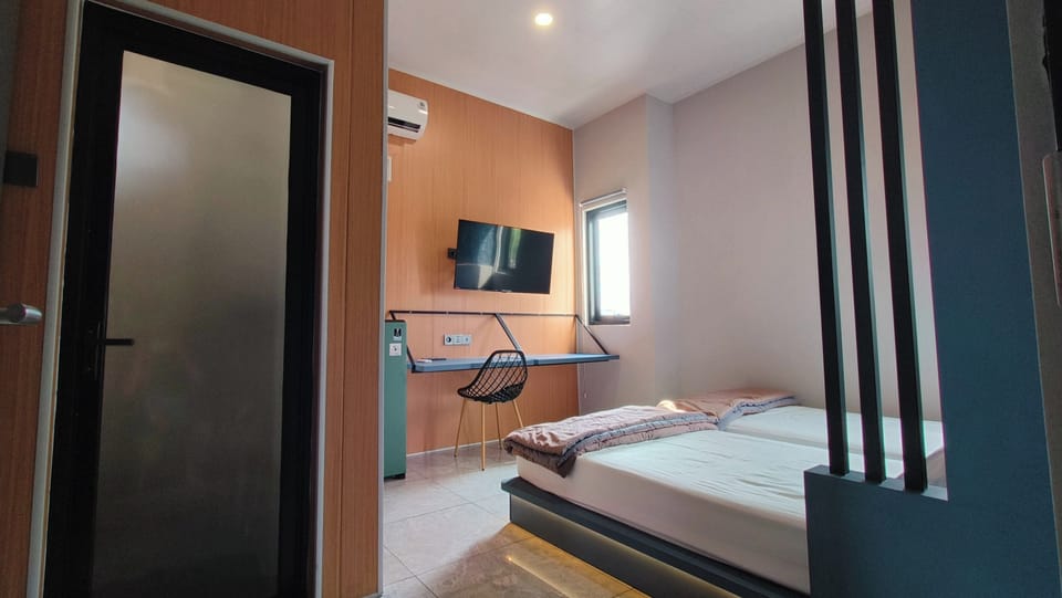 Standard Twin Room | Desk, laptop workspace, WiFi (free), bed sheets