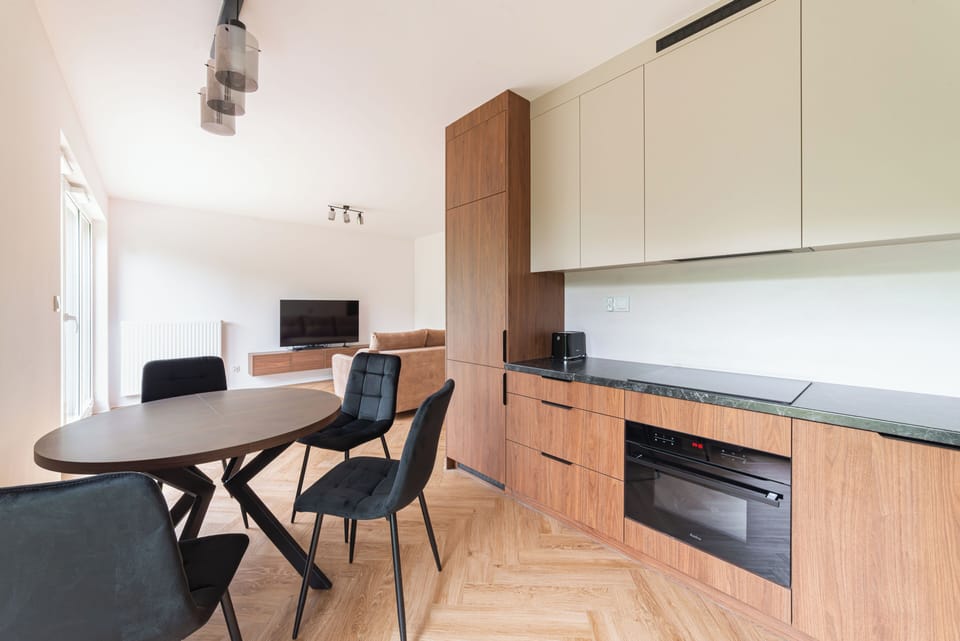 Deluxe Apartment, Garden View | Private kitchen | Highchair