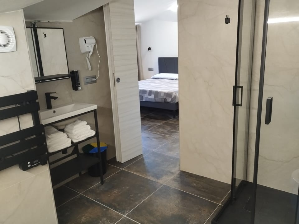 Classic Triple Room, Sea View | Bathroom | Shower, hair dryer, bidet, toilet paper