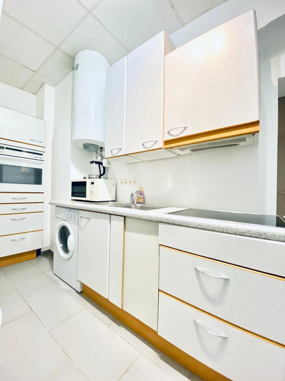Basic Apartment | Private kitchen | Mini-fridge, microwave, oven, stovetop