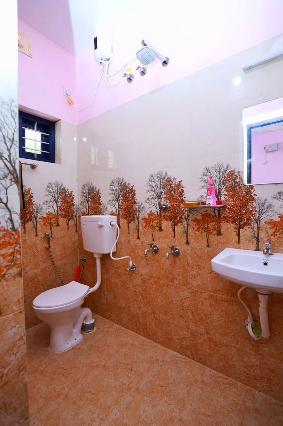 Deluxe Room, Patio | Bathroom | Shower, towels, soap, shampoo