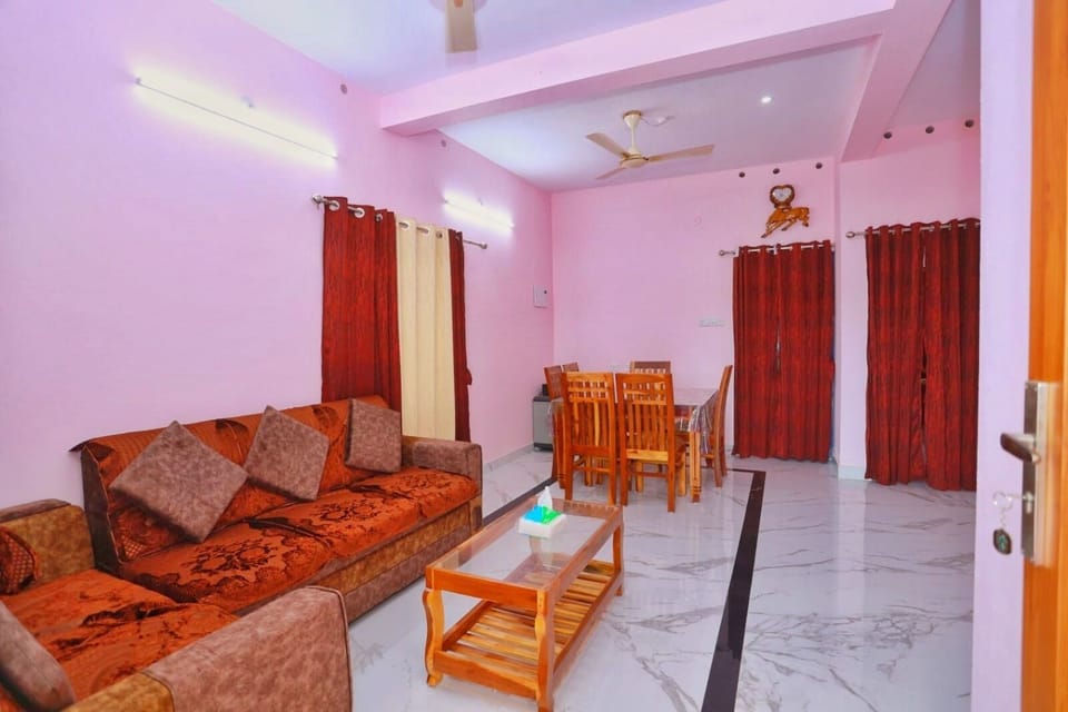 Deluxe Room, Patio | Living area