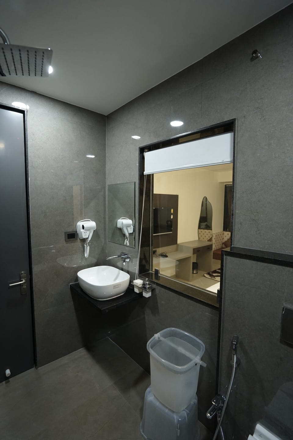 Deluxe Double Room | Bathroom | Free toiletries, hair dryer, towels, soap