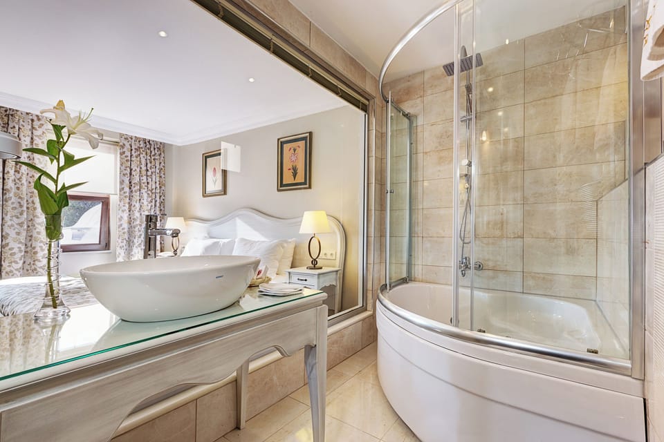 Luxury Double Room | Bathroom | Hair dryer, towels, soap, shampoo