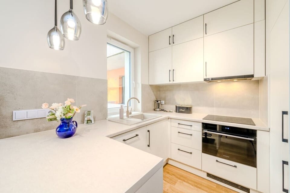 Bright Studio with Balcony Access | Book Now with RENTUJEMY.COM
