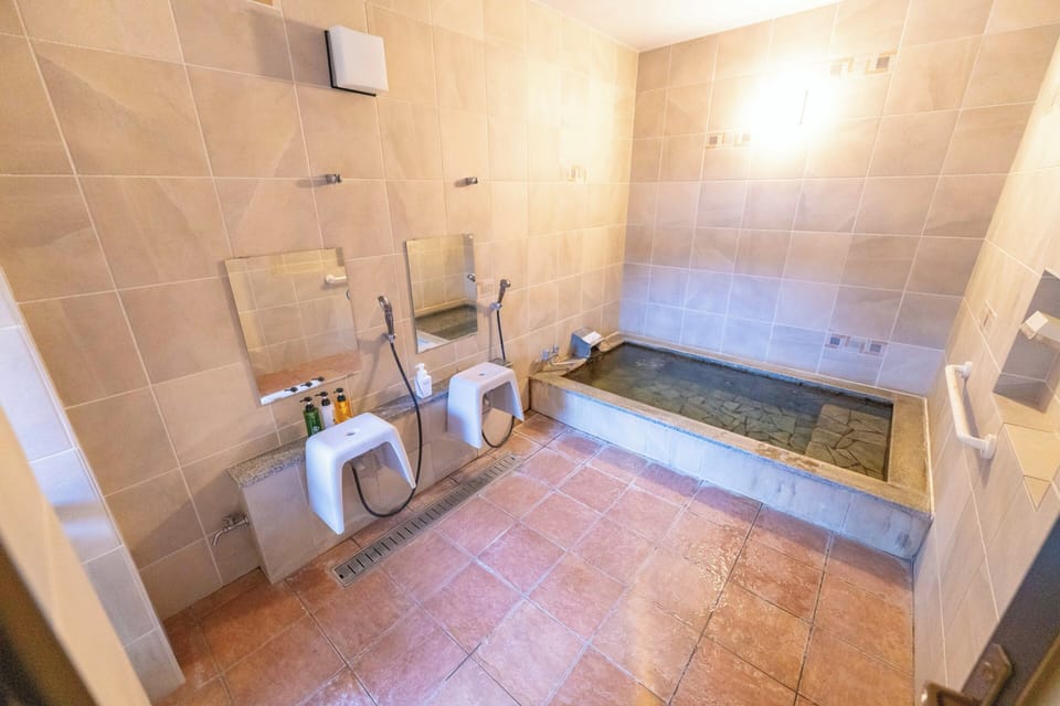 Deluxe Villa, 6 Bedrooms, Lanai, Mountain View | Shared bathroom