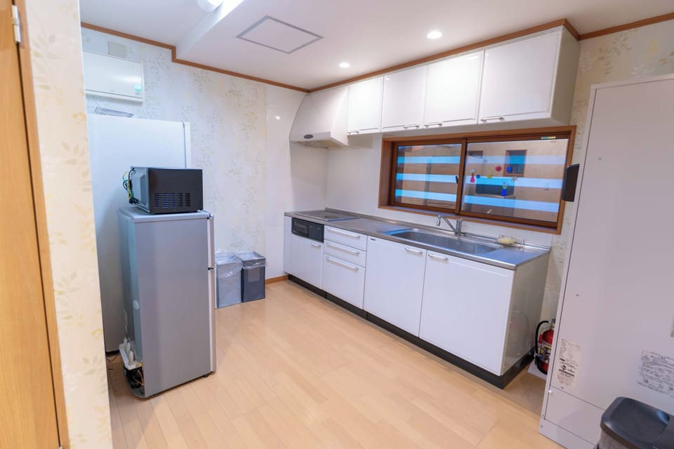 Deluxe Cottage, Lanai, Mountain View | Private kitchen | Shared microwave, paper towels