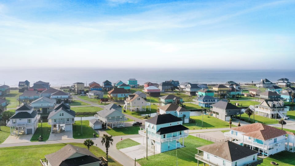 Neighborhood Hideaway: Vibrant homes near the beach for sun-soaked getaways!