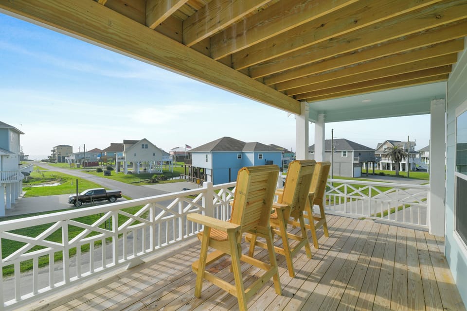 Porch Retreat: Sip drinks and soak up Gulf breezes at sunset!