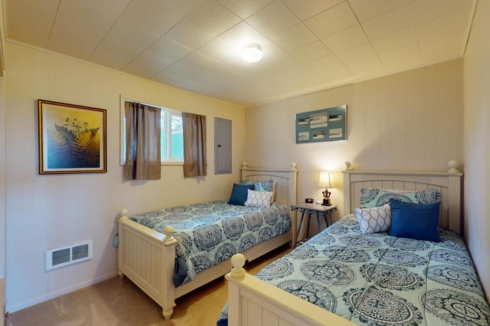 Guest Bedroom with Two Twin Beds