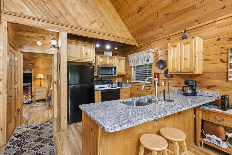 Cabin, 2 Bedrooms | Private kitchen | Fridge, oven, coffee/tea maker, toaster