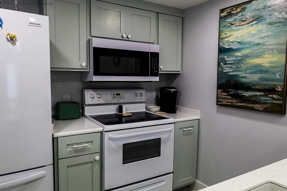 Condo, 1 Bedroom | Private kitchen | Coffee/tea maker, fridge, oven, toaster