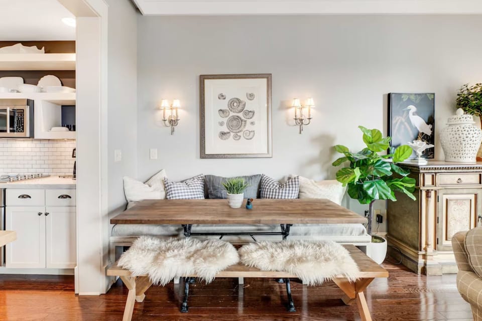 From quick breakfasts to sunset snacks, this open-concept space makes every moment together memorable.