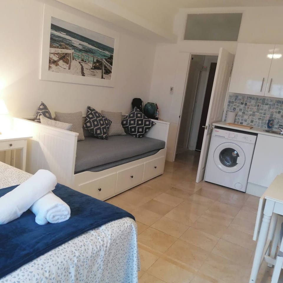 Charming Studio Apartment With Pool Access in Central Gibraltar Apartment in Gibraltar