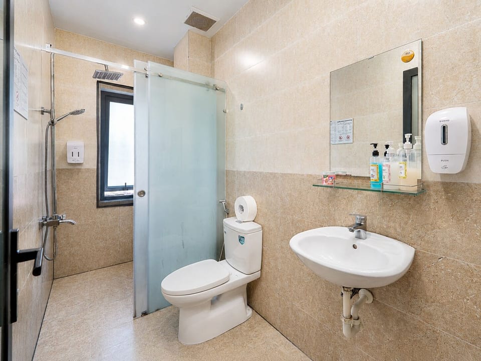 Deluxe Shared Dormitory, Mixed Dorm, Non Smoking | Bathroom | Shower