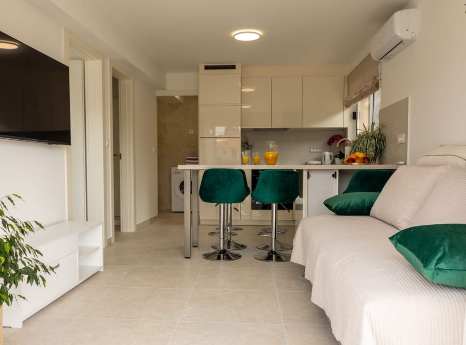 Apartment (Two Bedroom Apartment with Sea View a) | Dining room