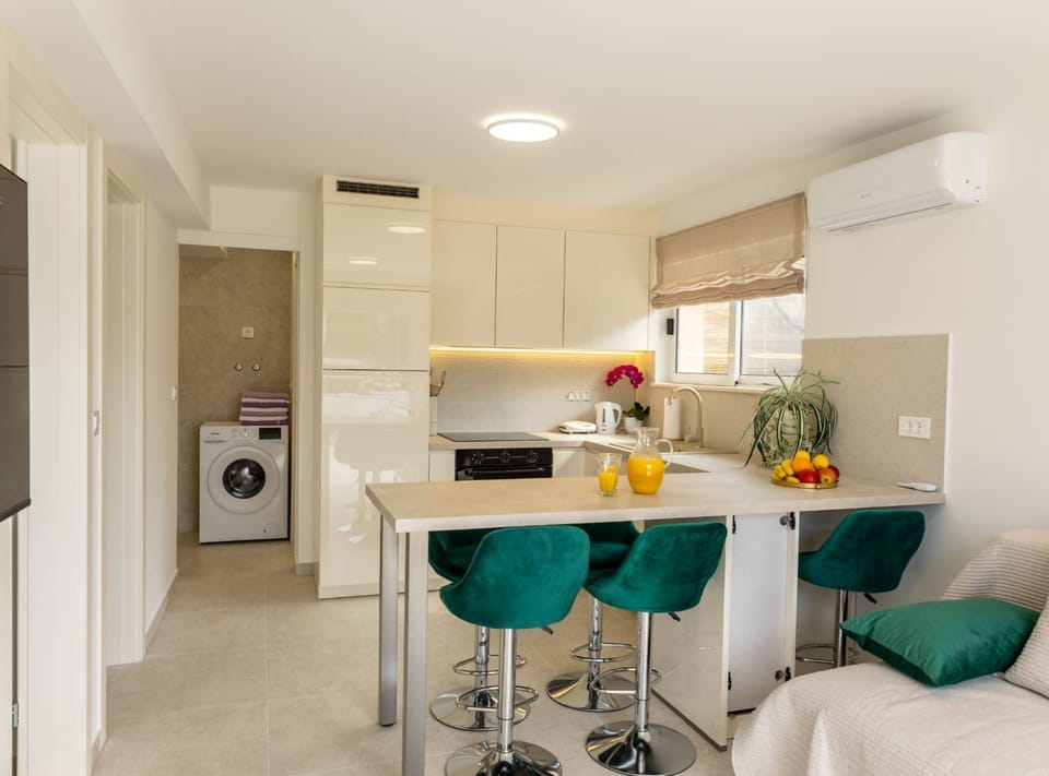 Apartment (Two Bedroom Apartment with Sea View a) | Dining room