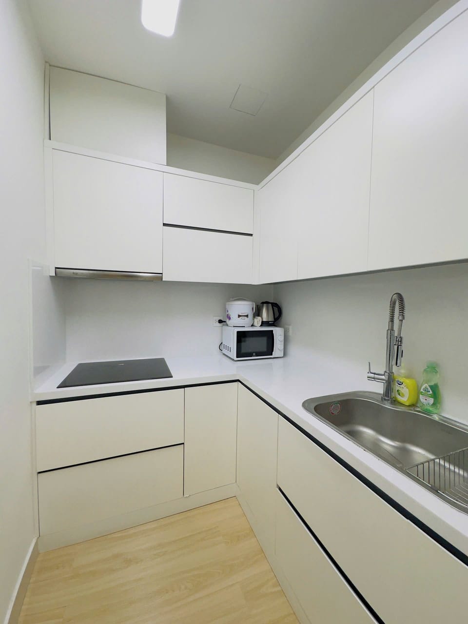 Fridge, microwave, stovetop, cookware/dishes/utensils