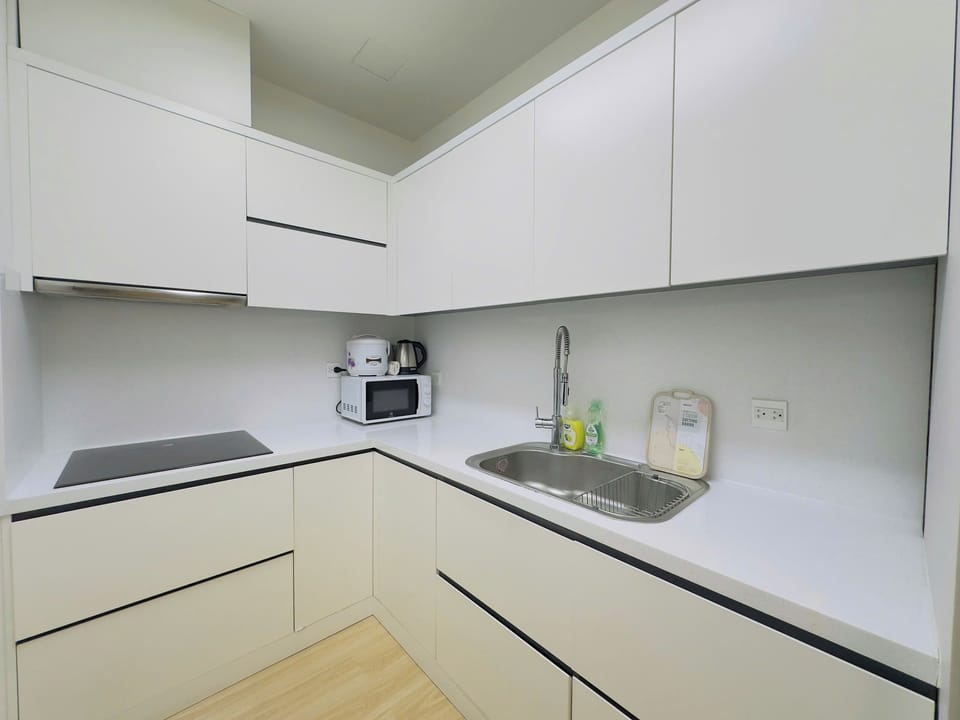 Deluxe Apartment, 1 King Bed, Balcony, River View | Private kitchen | Fridge, microwave, stovetop, cookware/dishes/utensils