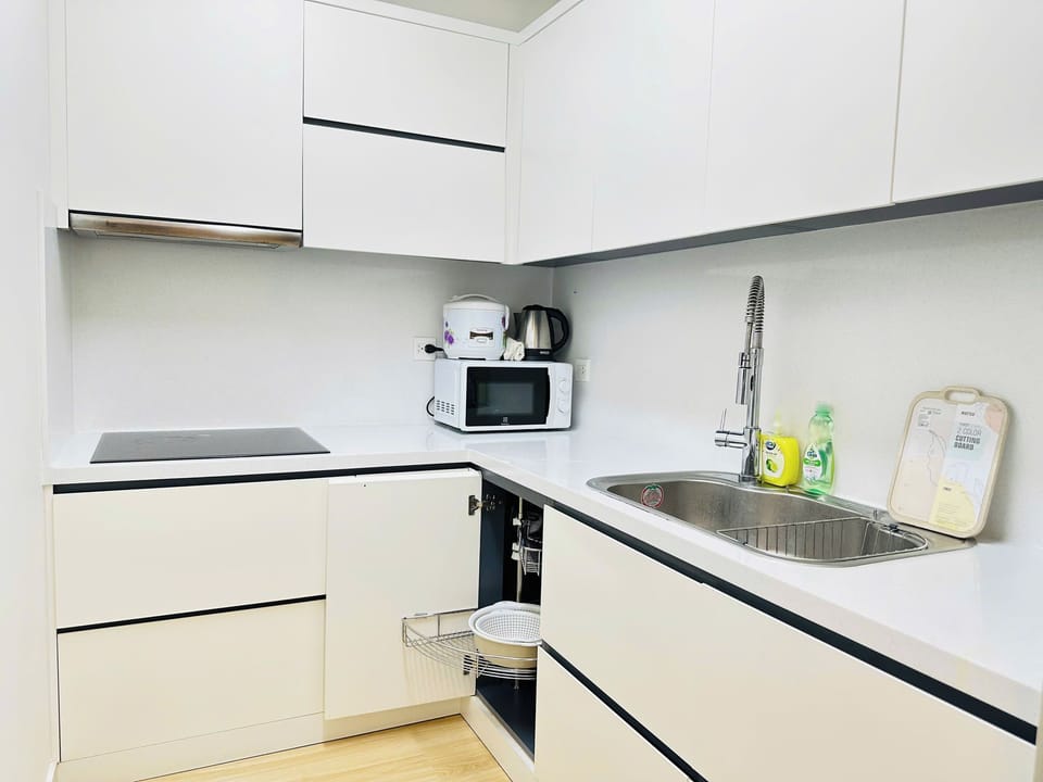 Deluxe Apartment, 1 King Bed, Balcony, River View | Private kitchen | Fridge, microwave, stovetop, cookware/dishes/utensils