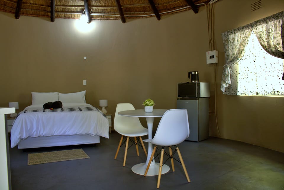 Economy Cottage, Pool View | Iron/ironing board, free WiFi, bed sheets