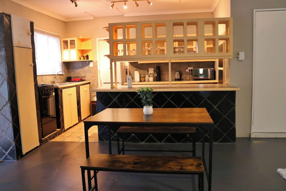 Basic Cottage, Patio, Pool View | Private kitchen