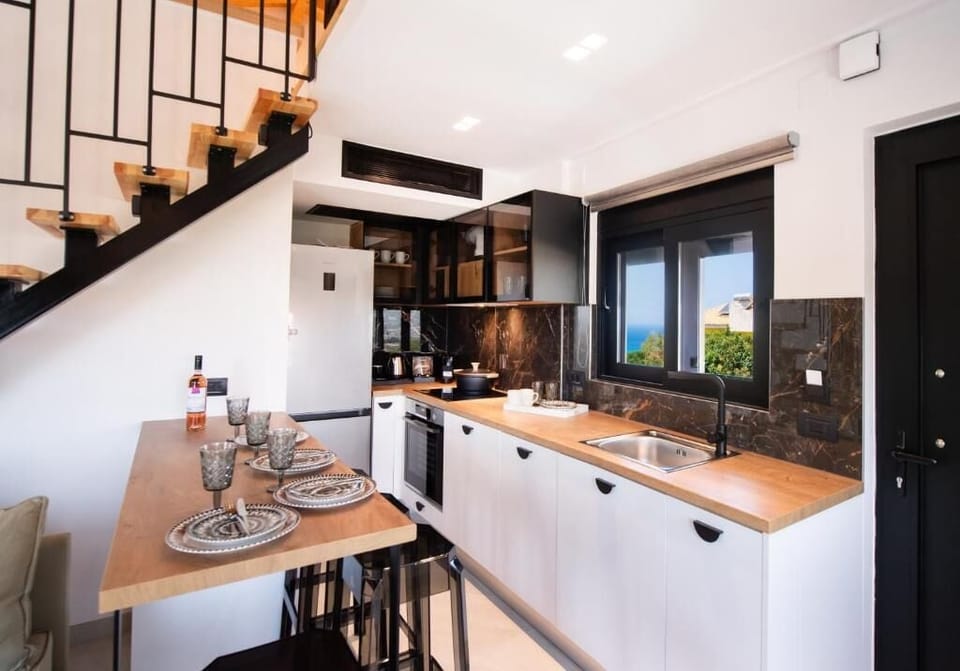 Superior Suite, Balcony, Pool View | Private kitchen