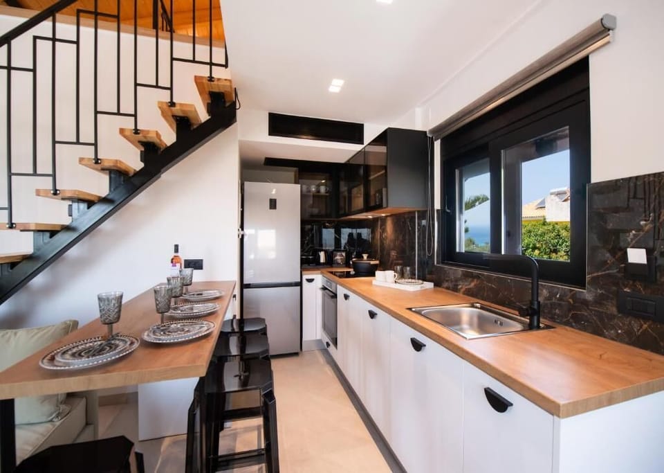 Superior Suite, Balcony, Pool View | Private kitchen