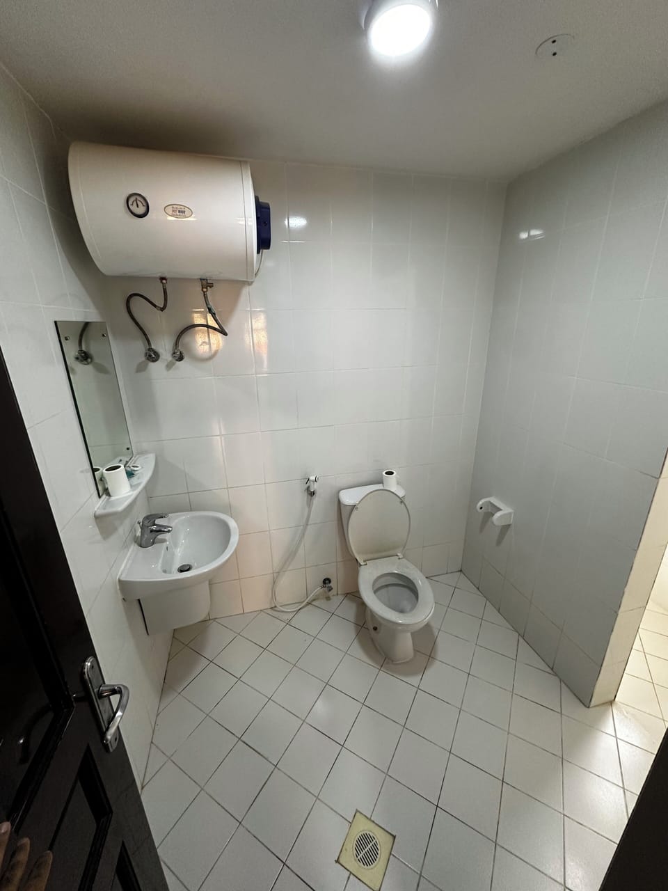 Basic Double or Twin Room | Bathroom | Slippers