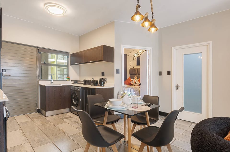 Apartment, 2 Bedrooms, Accessible, Smoking | Dining room