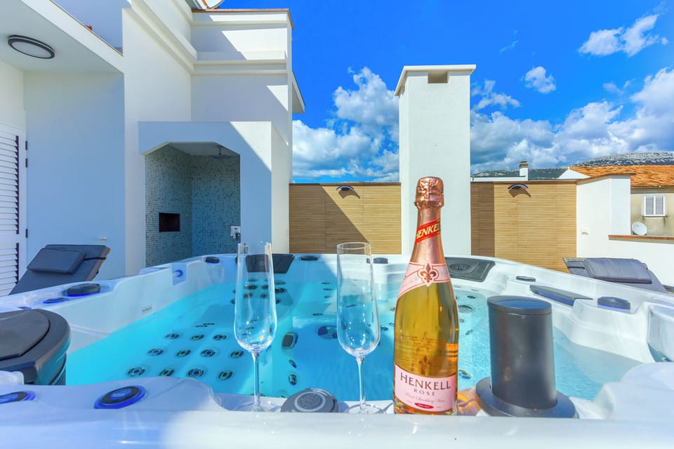 Outdoor spa tub