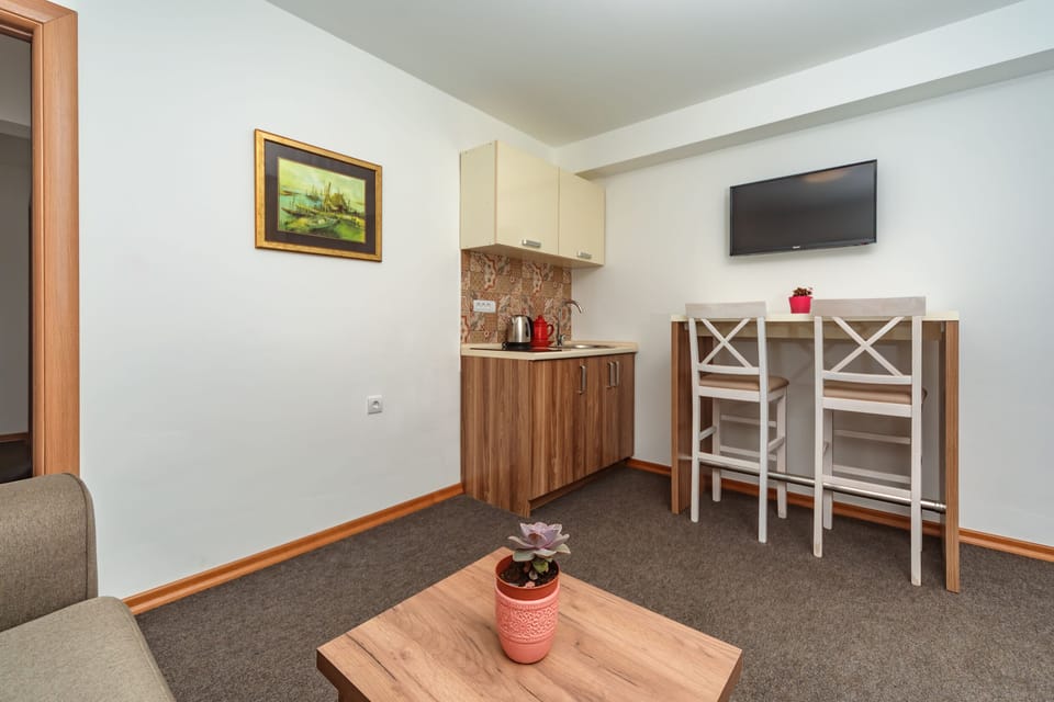 Comfort Apartment, Balcony, Partial Lake View | Interior