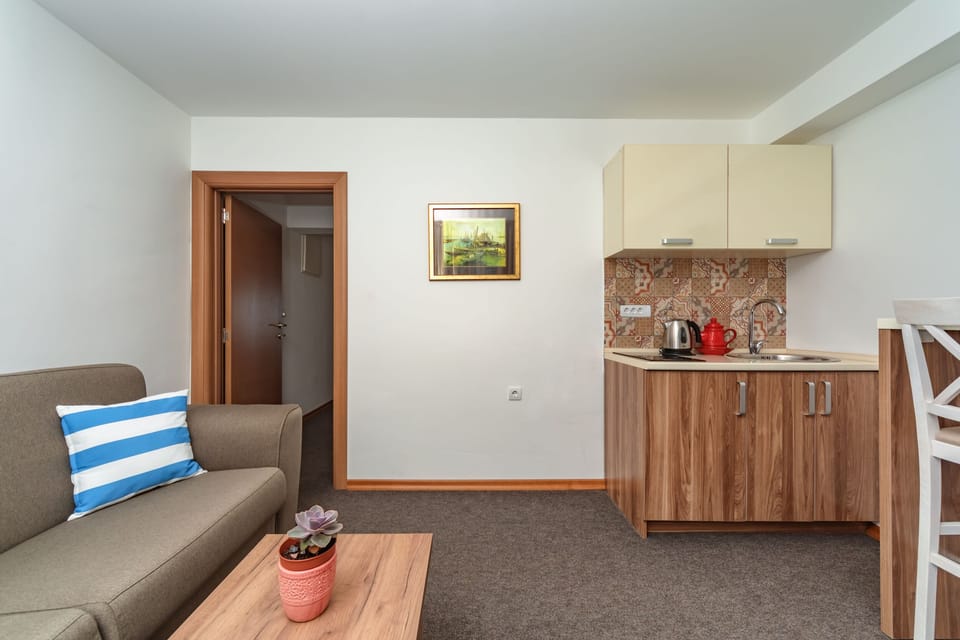 Comfort Apartment, Balcony, Partial Lake View | Living area