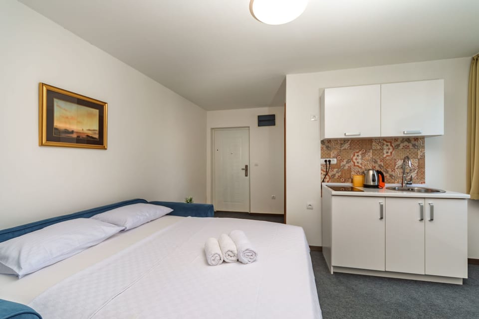 Comfort Apartment, Balcony, Partial Lake View | Free WiFi