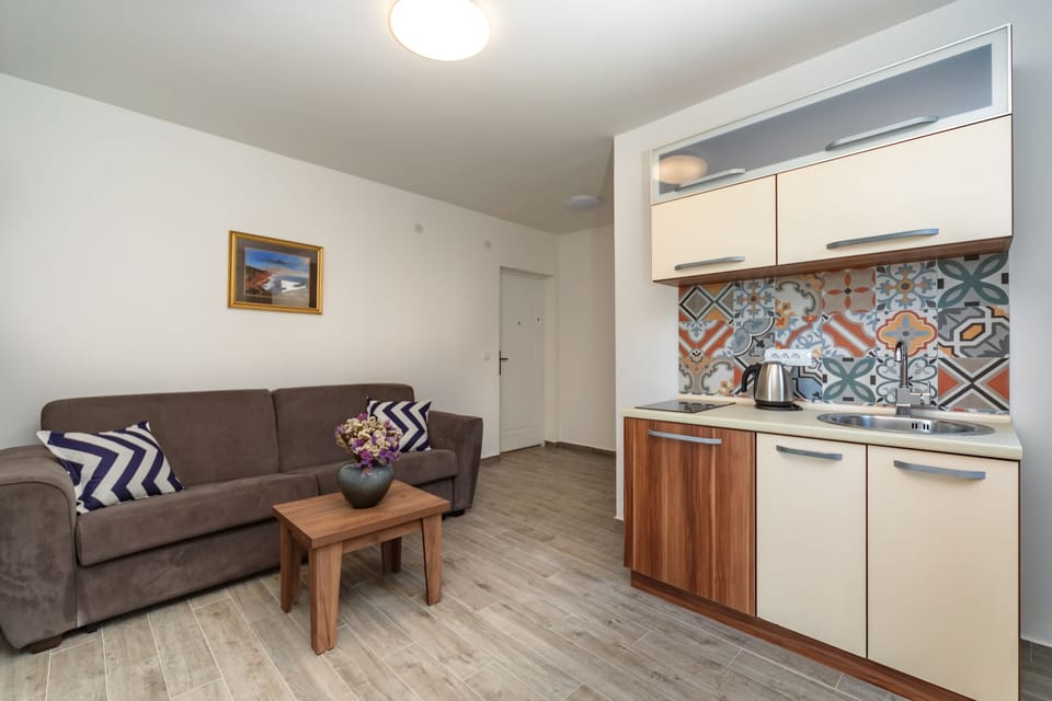 Comfort Apartment, Balcony, Partial Lake View | Interior