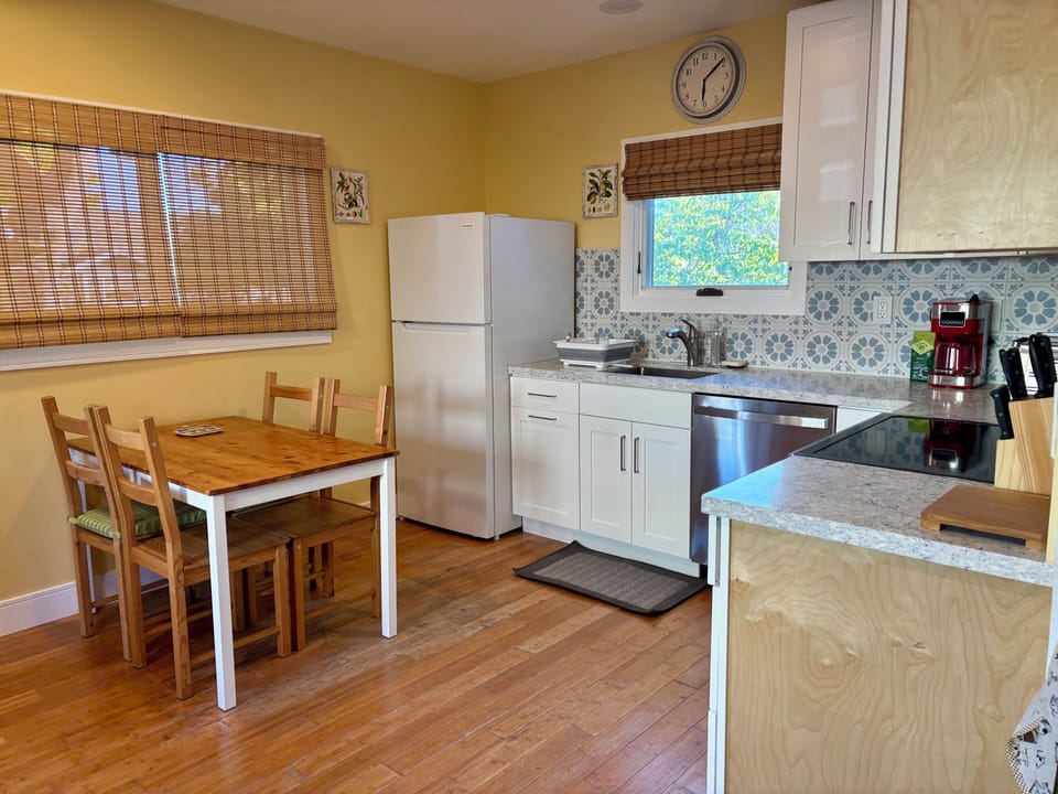 Kitchen & dining table.