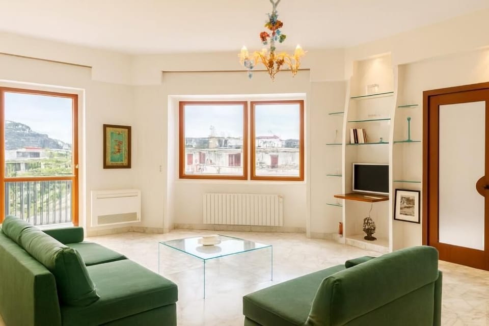 Suite, Balcony, City View | Living area