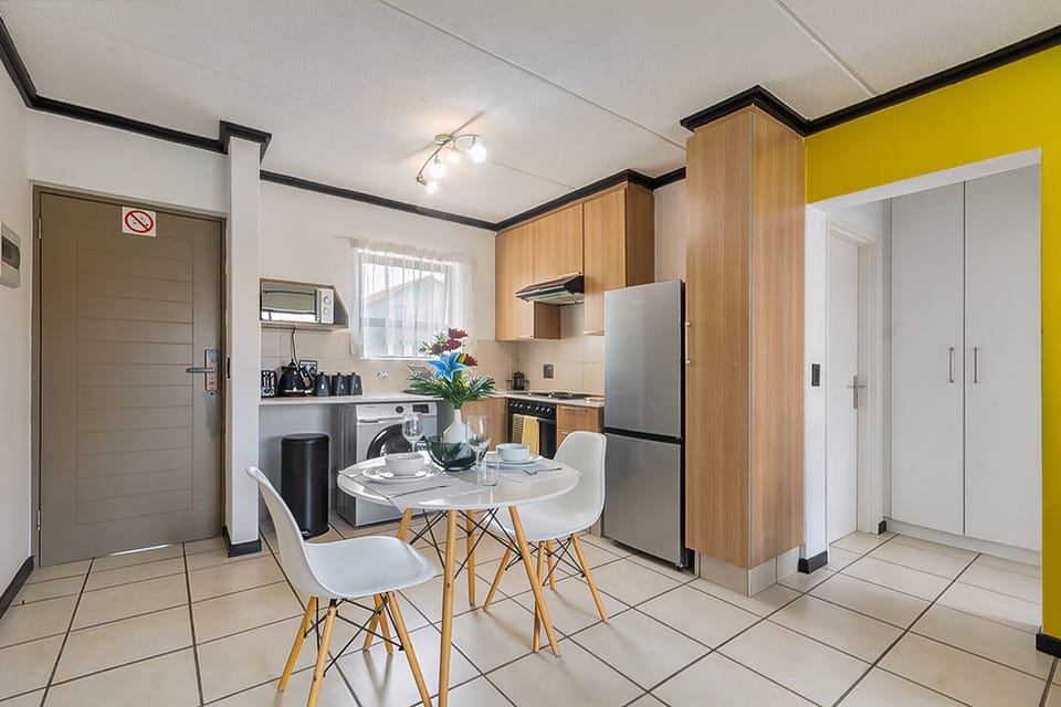 Apartment, 2 Bedrooms, Patio | Dining room