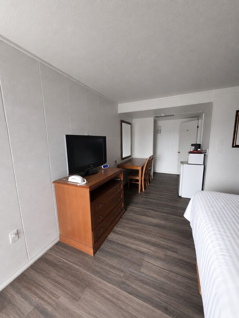 Deluxe Room, 1 King Bed, Non Smoking, Refrigerator | Desk, laptop workspace, blackout drapes, bed sheets
