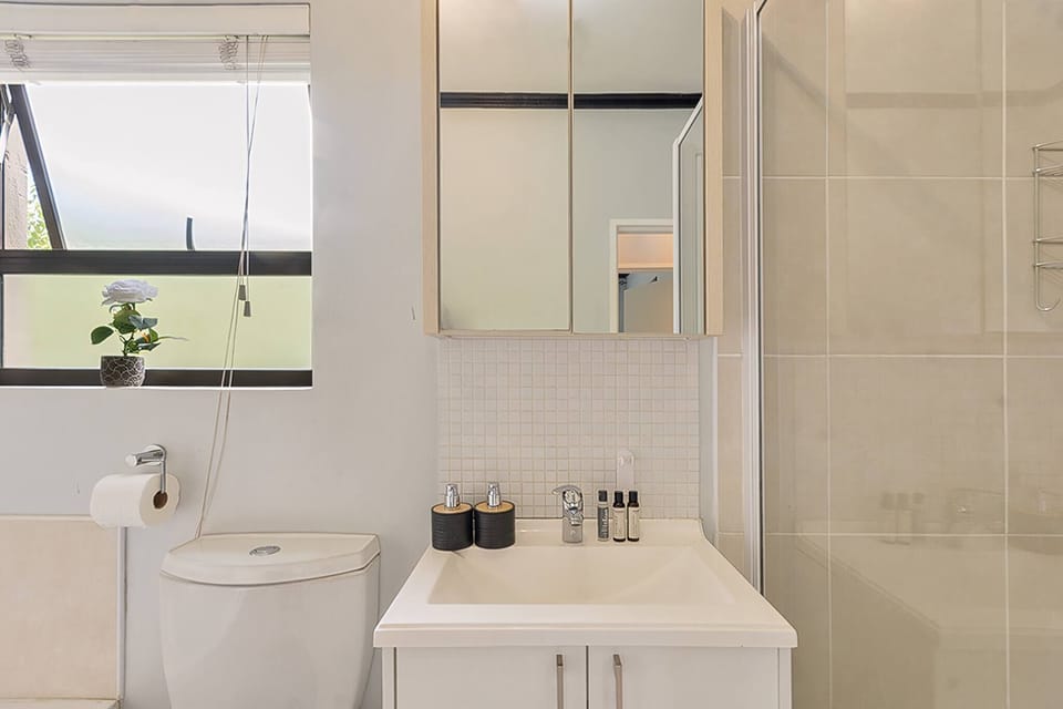 Zalari Loft B, Nature-inspired 2 Bed Loft Paulshof Apartment in Sandton